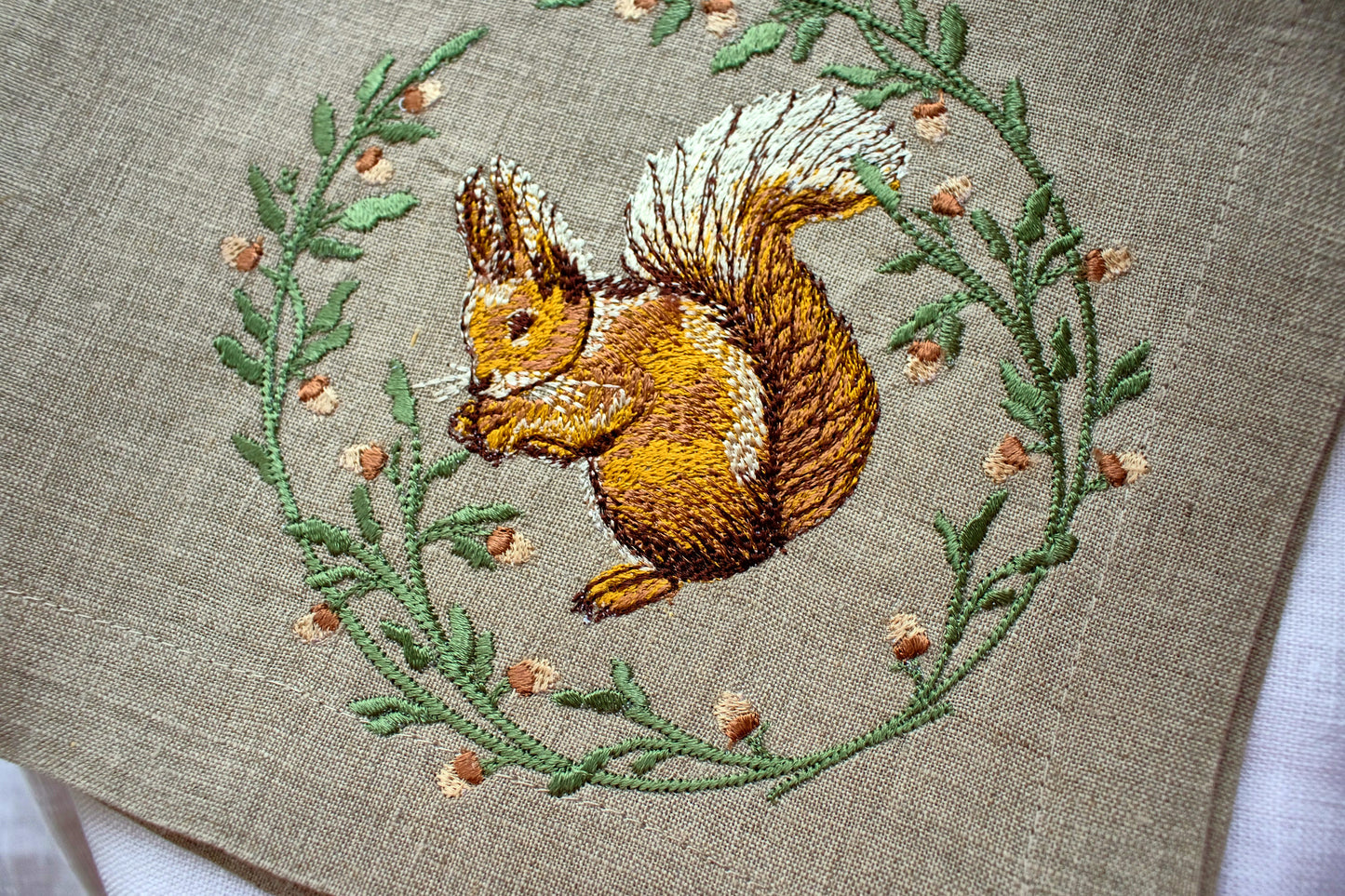 #076 | Squirrel with Acorn Garland Wreath