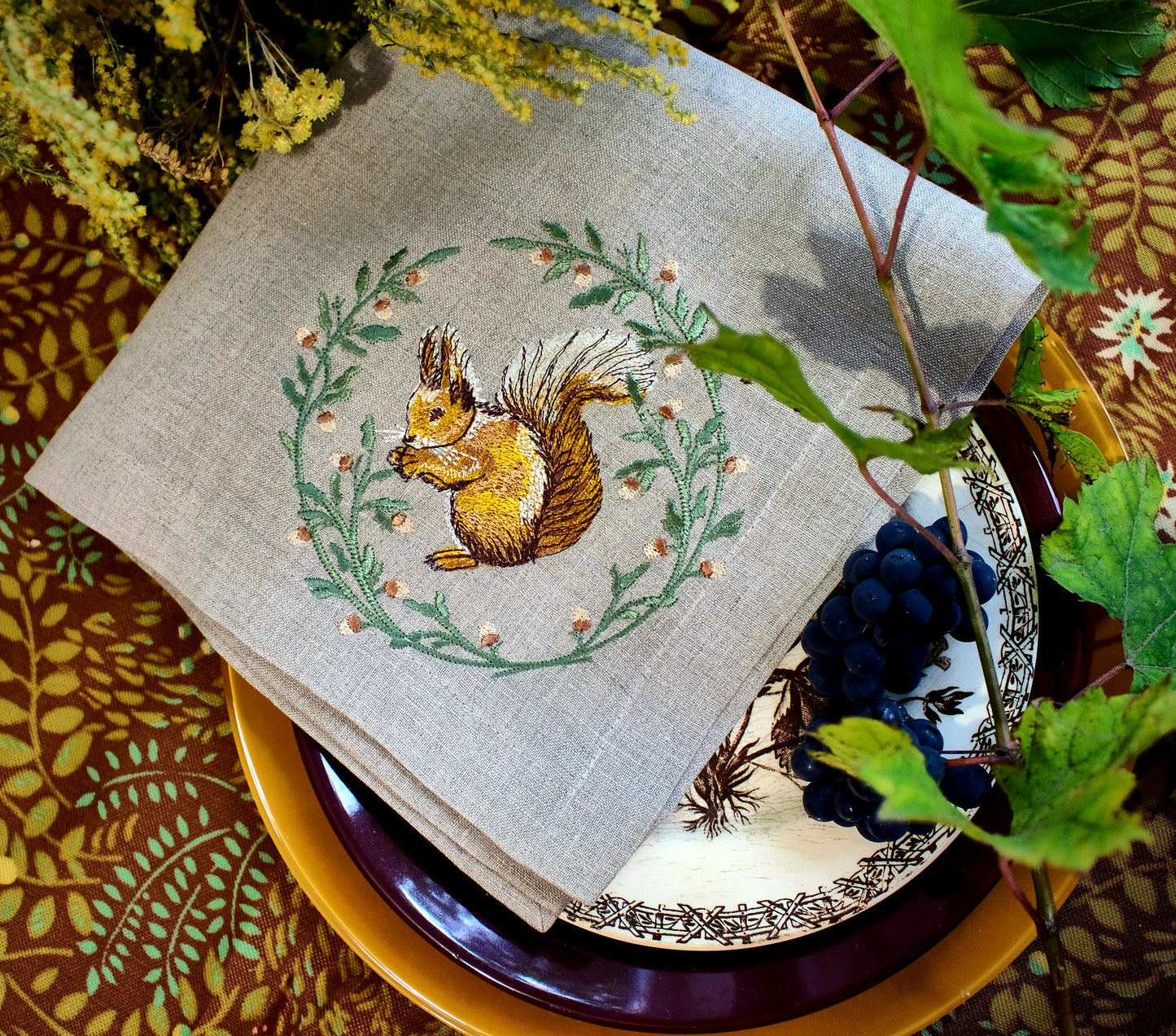 #076 | Squirrel with Acorn Garland Wreath
