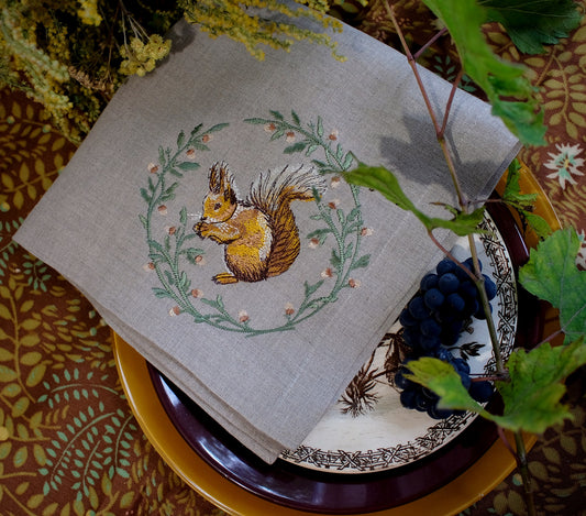 #076 | A squirrel in a wreath with acorns | Linen napkins