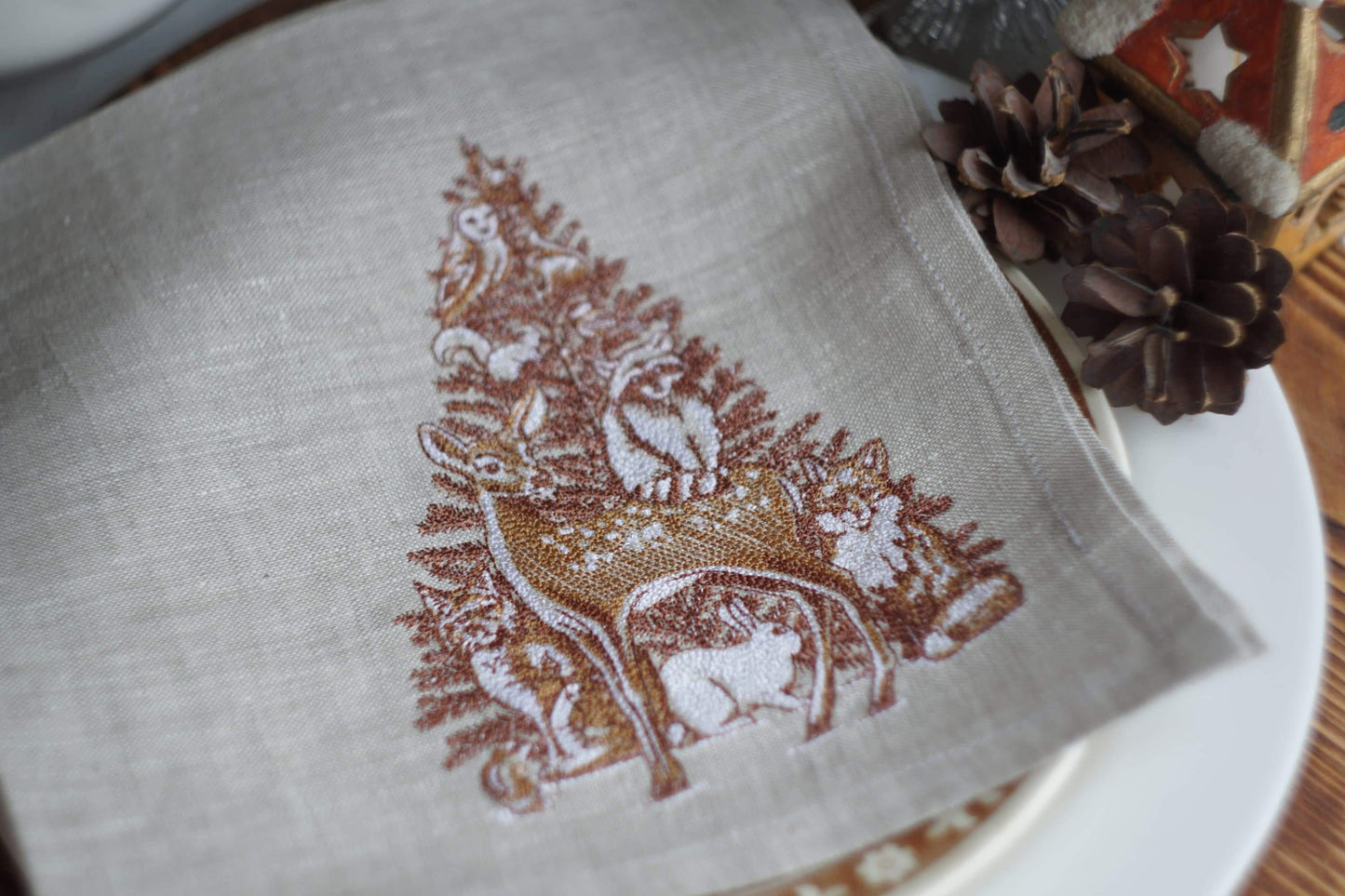 embroidered christmas cloth napkins, christmas table decoration, Holiday Table Decor, beige napkins, Cloth Dinner Napkins, linen napkins