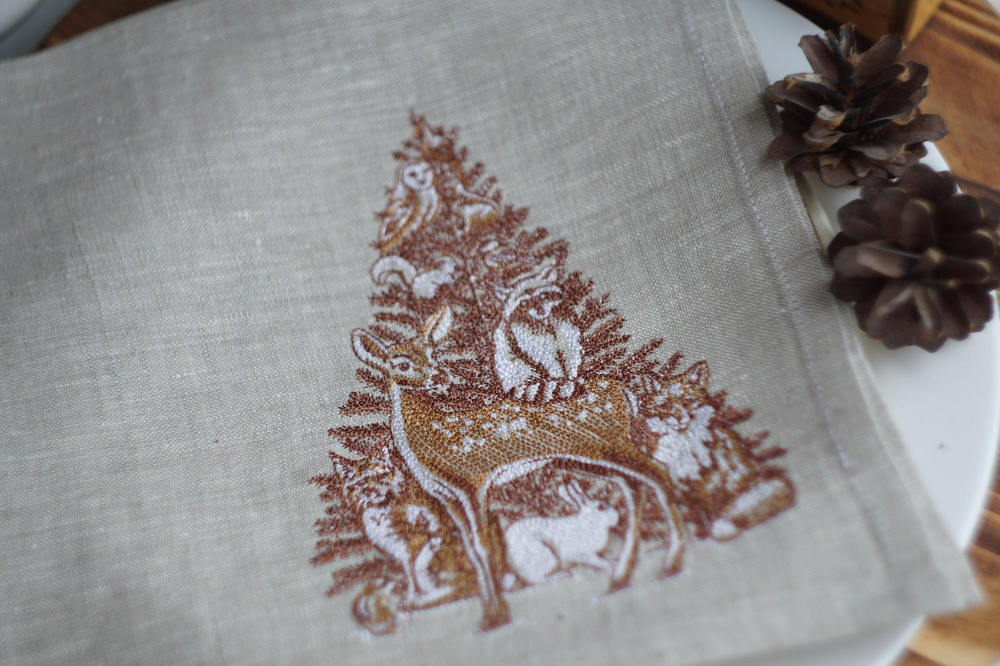 embroidered christmas cloth napkins, christmas table decoration, Holiday Table Decor, beige napkins, Cloth Dinner Napkins, linen napkins