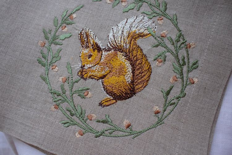 #076 | A squirrel in a wreath with acorns | Linen napkins