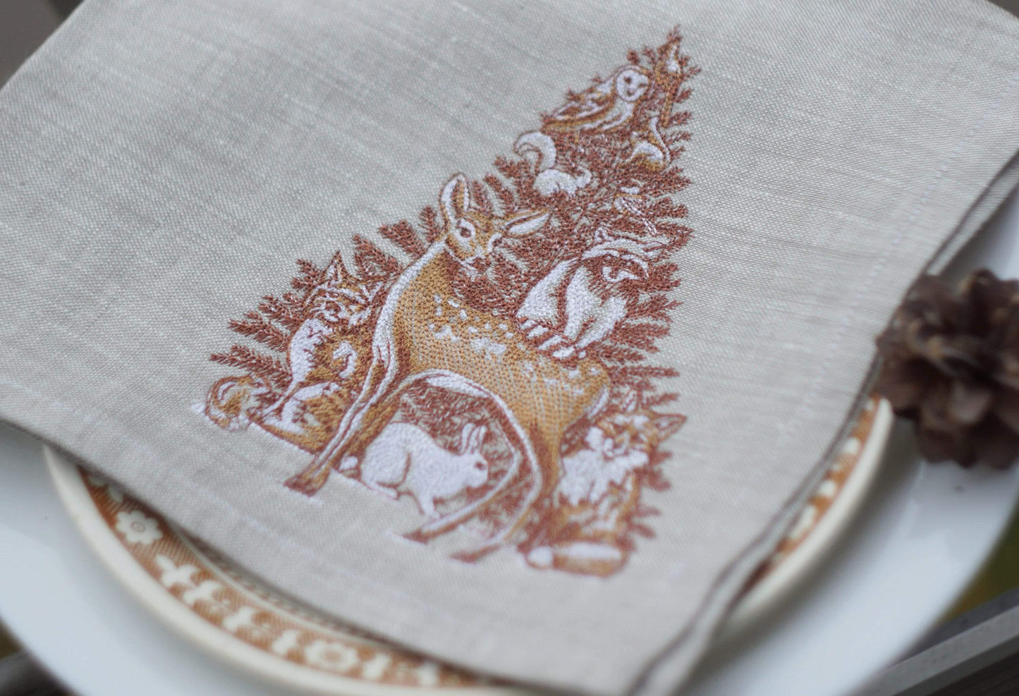 embroidered christmas cloth napkins, christmas table decoration, Holiday Table Decor, beige napkins, Cloth Dinner Napkins, linen napkins