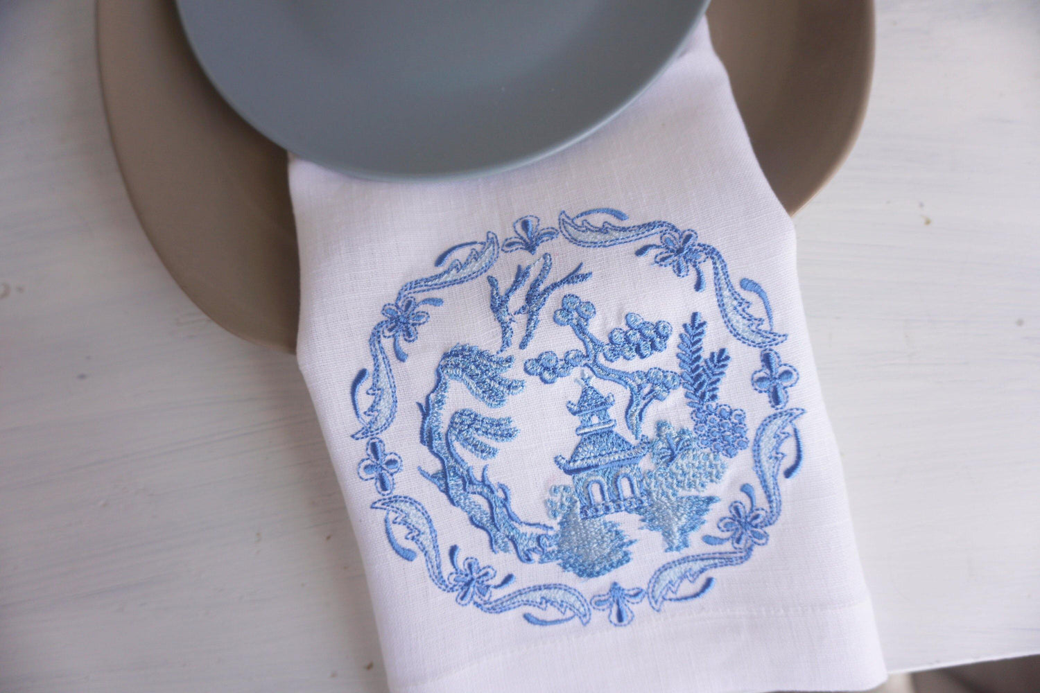 Blue Embroidered Napkins, linen napkins, table decoration, Embroidered Cloth Dinner Napkins, CHINOISERIE BIRDHOUSE, Wedding napkins