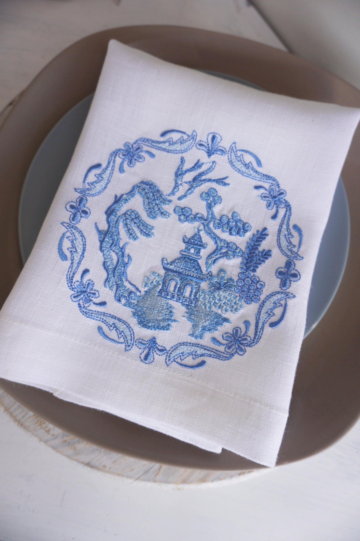 Blue Embroidered Napkins, linen napkins, table decoration, Embroidered Cloth Dinner Napkins, CHINOISERIE BIRDHOUSE, Wedding napkins